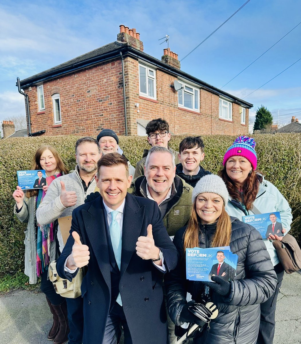 GoodwinMJ's tweet image. I just knocked on a door in Burnage

“Starmer is a total waste of space - he takes us all for granted”

That’s why we are here 

Vote Reform, Get Starmer Out and they will never ignore Gorton and Denton again 👍