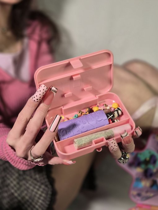 𝘪𝘯𝘥𝘪𝘤𝘢 𝘪𝘭𝘭𝘶𝘴𝘪𝘰𝘯𝘴💨 - 2 pic. polly pothead says take a joint to-go https://t.co/NiD3SuGtev