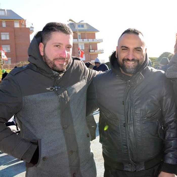 Secondo Luca Marsella, leader di CasaPound a cui oggi abbiamo impedito pacificamente l'accesso alla Camera, l'antifascismo è mafia.
Favorisco foto di Marsella abbracciato a Roberto Spada, esponente del noto clan mafioso (oggi in carcere).
Ce ne sono tante altre, fatte a margine