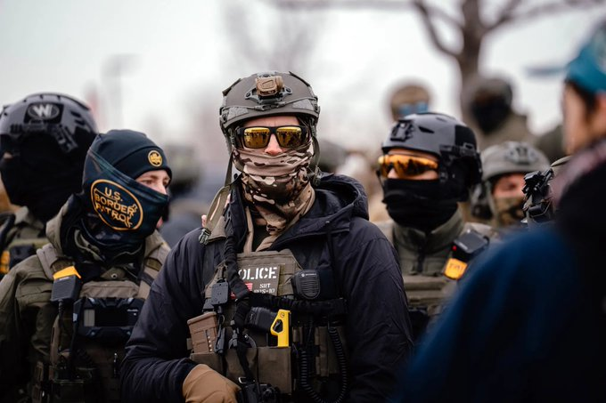 Alcesarlosuyo's tweet image. Los agentes de ICE insisten en que necesitan sus máscaras porque tienen miedo de que se divulgue su información personal.  Pero hay MILES de agentes de policía en todo Estados Unidos que arrestan a delincuentes todos los días, y NO usan máscaras, entonces ¿por qué debería hacerlo…