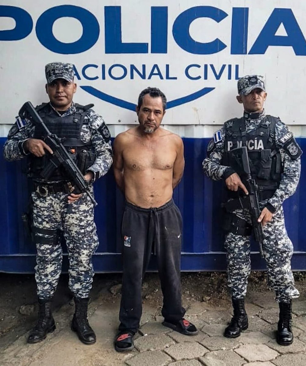 En Santa Ana, la PNC capturó a Luis Alonso Salazar Molina, alias “Araña” o “Verde”, miembro de la MS, con antecedentes por robo y deportado desde Estados Unidos en 2006.

Según información policial, el sujeto intentó ocultar un tatuaje alusivo a su pandilla con otro diseño.
