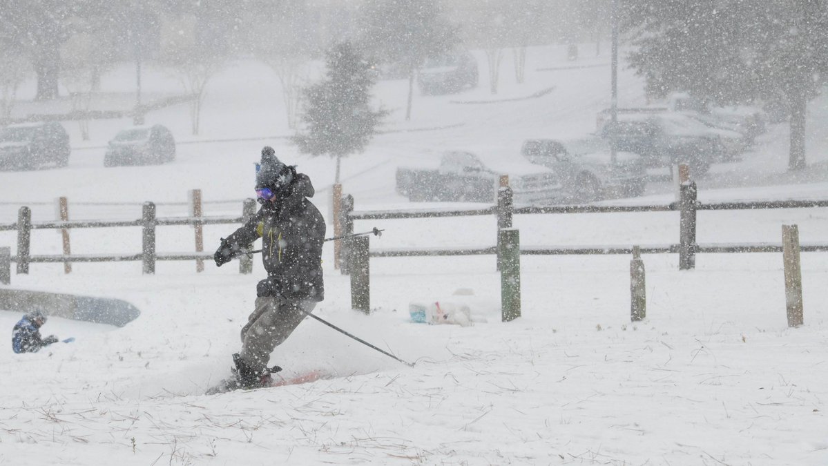 wtbre's tweet image. Florida's Fleeting Flurry: Rare Snowfall Brings Winter's Whimsy To Tampa Bay: There's up to a 20% chance that Gulf Effect Snow flurries could speckle the skies in the Tampa Bay area following a blistering Arctic cold broncoswire.usatoday.com/story/weather/…