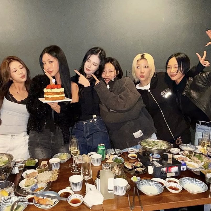 no context hwasa tweet media