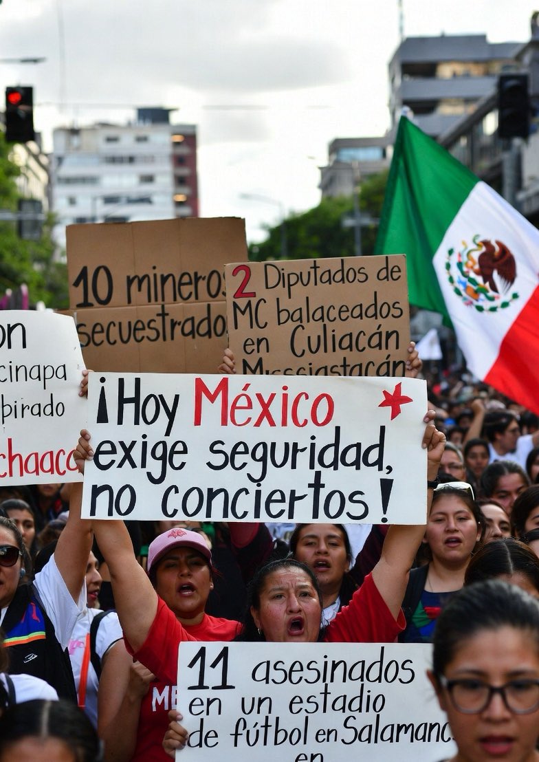 unemexico_'s tweet photo. México no necesita una 'distracción' de clase mundial, necesita seguridad de primer nivel. ¿En verdad es más importante hacer llamados para que venga #BTS? ¡Hoy México exige seguridad, no conciertos! 🇲🇽🚫🎤 #SeguridadParaMéxico #Prioridades #NoMasViolencia
 Imagen generada por IA https://t.co/nc72UZOxGB