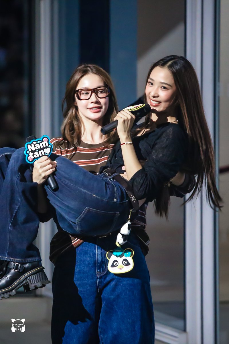 น้ำตาลฟิล์มกับท่าอุ้มเจ้าสาว 🫠

NAMTANFILM LUNAR OUR FAM
#สนามอ่านเล่น2026xNamtanFilm