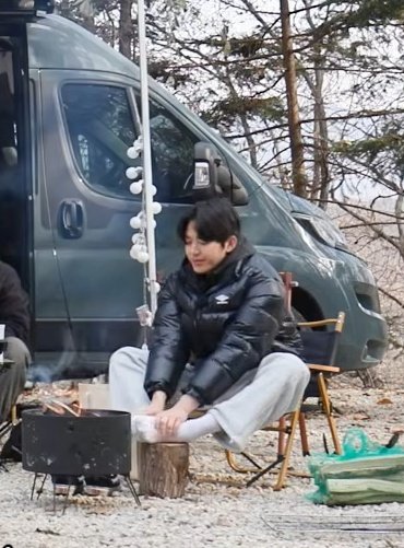 발 쬐고 있는 강아지 넘 기여버..