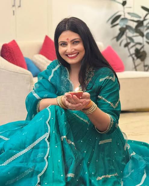 यह UGC  के विरोध में बढ़ चढ़ कर समर्थन की है।
मैने देखा है कुछ लोग इन्हें टारगेट भी करते थे कि समर्थन नहीं किया, साथ नही दिया
लेकिन जब इन्हें लगा कि UGC सच में एक काला कानून हैं फिर इन्होंने डंके की चोट पर साथ दिया है,
बिलकुल निडर, निर्भीक होकर आपने पत्रकारिता की।
<a href="/chitraaum/">Chitra Tripathi</a>