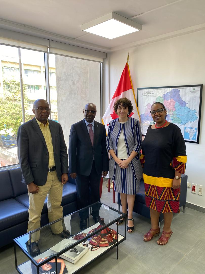 CanEmbBFA's tweet image. Farewell and welcome!
Nearing the end of his mission, the Head of Office at @OCHABurkina acknowledged Canada’s support and introduced his successor.
 Thank you, @VedasteKalima &amp;amp; all the best. 
Welcome, Blaise Kabongo. 
Canada remains committed to @UNOCHA for the most vulnerable.