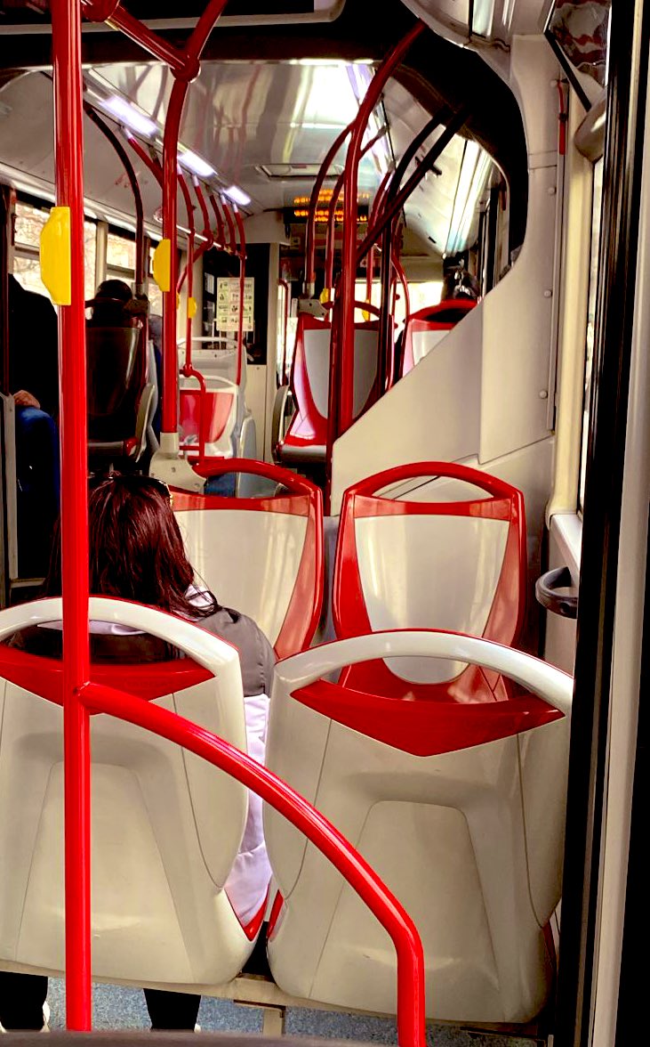 FastFurious_Bus's tweet image. Recados por Coru en el Urbano, de incógnito. Al compañer@ no se le puede distraer al volante 🫵🚍😁