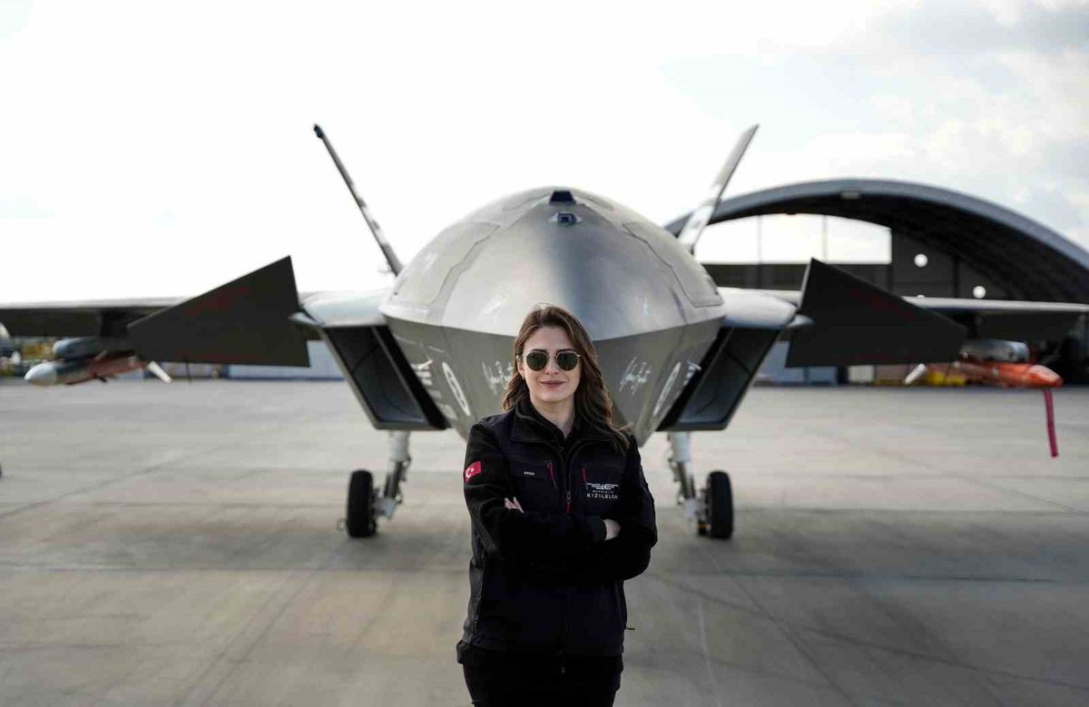 kultiginmedya's tweet photo. 🇹🇷 Milli savaş uçağı Kızılelma'nın pilotu Elif Ergin seçildi. Böylece dünyada ilk kez bir kadın, insansız savaş uçağı pilotu oldu! https://t.co/9EmaATaMGs