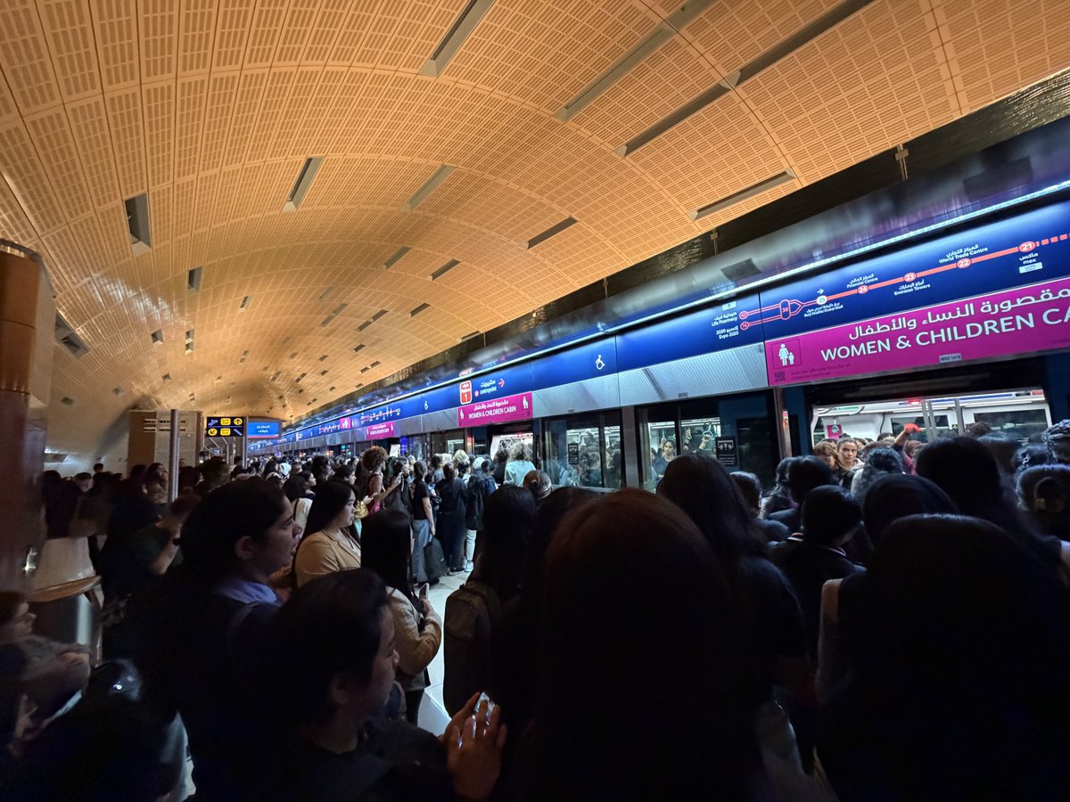 電車、やばい😅#ドバイ