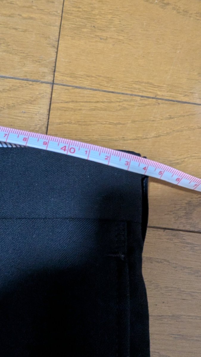 せめて冠婚葬祭用スーツは用意しておきたかったのでどうしようか考えてたらスラックスのウエスト広げる方法知って、見様見真似でミシンでやってみた。
とりあえず4cm増えてほっとした。