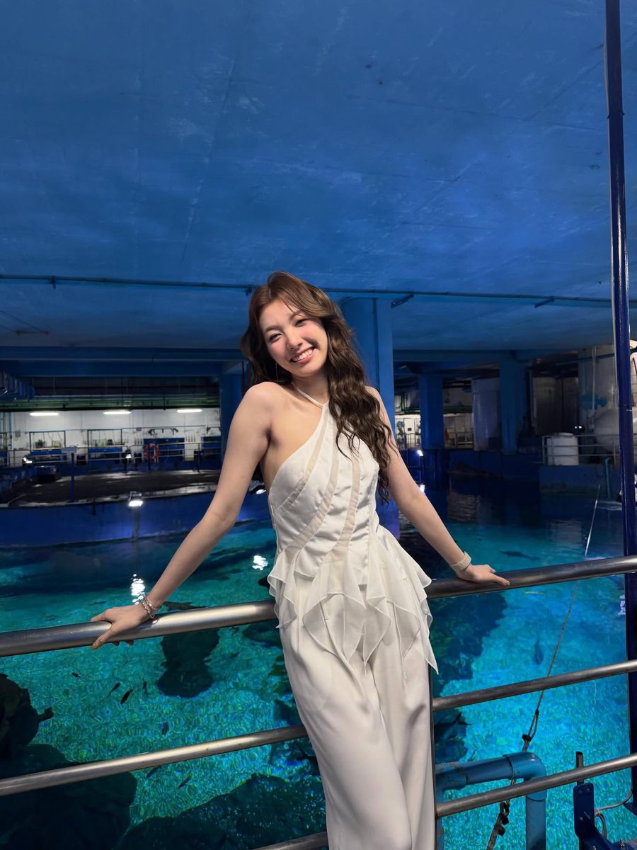 ormify's tweet image. it's giving first date sa manila ocean park with a hyperfemme lesbian salcedo girlie na out of your league 

LINGORM PRESENTER CATHYDOLL
#CathyDollLingOrmOfHearts