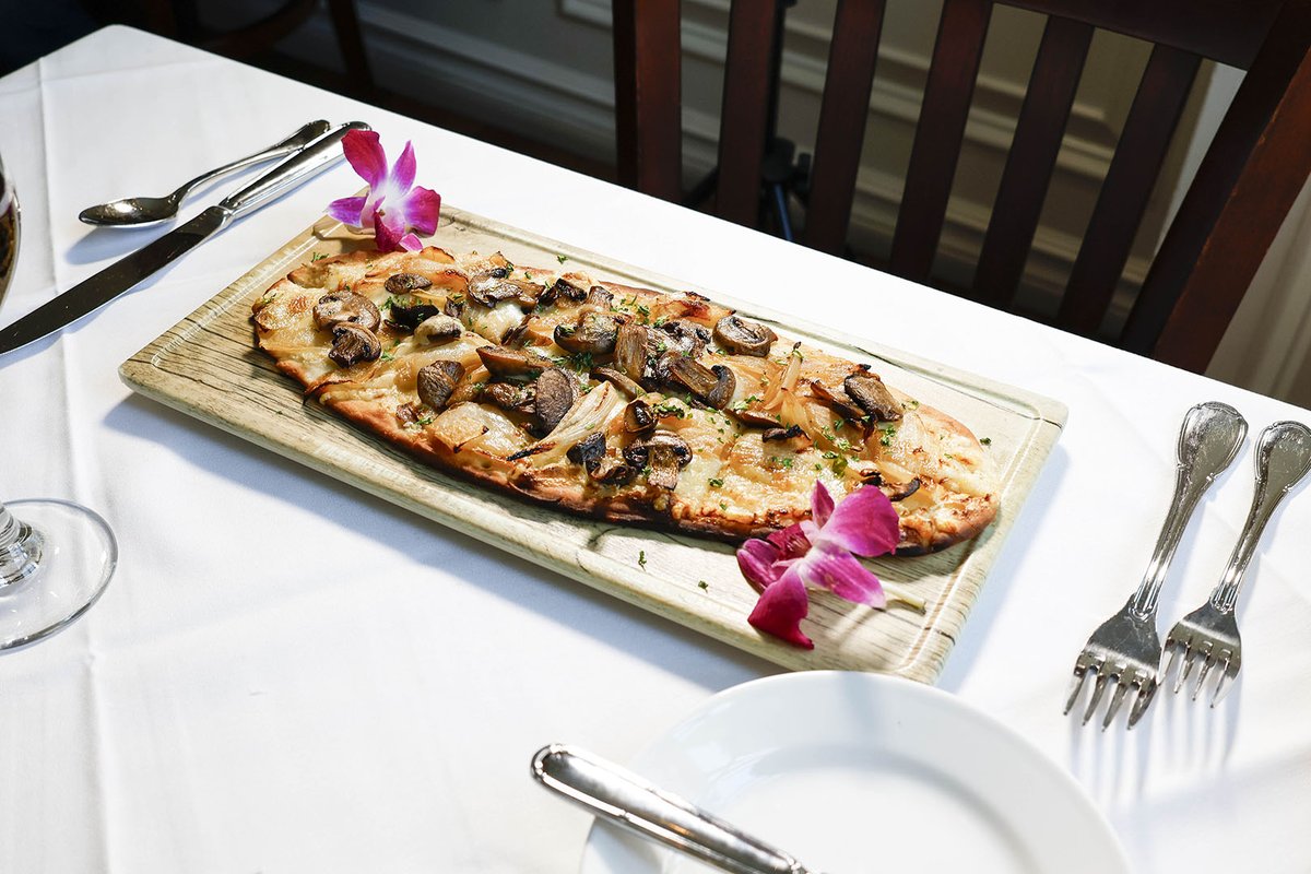 WCrossingInn's tweet photo. Mushrooms, mushrooms, mushrooms! Get a bite of our signature M.O.S, mushroom onion swiss, burger with a delicious Caramelized Onion Mushroom flatbread today!😋 https://t.co/Wr4EGTVmPI