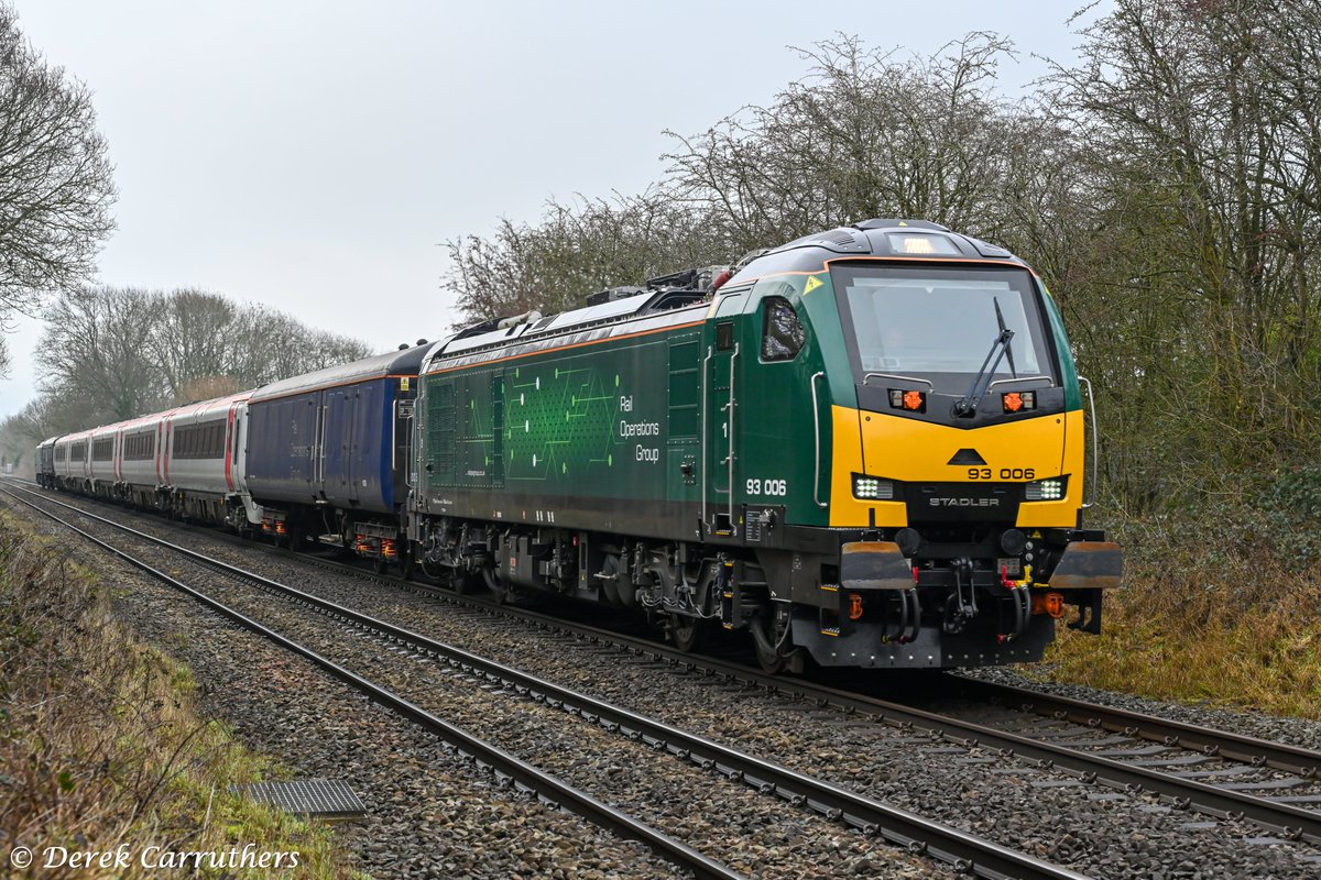 carru12901's tweet image. Rail Operations Group 93006 top and tail with 93003 with 2 barrier wagons plus 175110 &amp;amp; 175004 passing through Hinckley on the 30th January 2026 on the 08:33 (7Q70) Ely MLF Papworth sidings to Wolverton Centre sidings. #class93 #class175 #ROG
