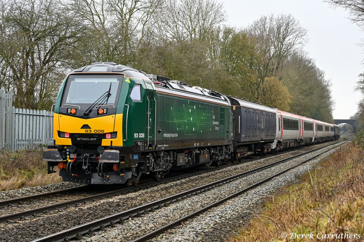 carru12901's tweet image. Rail Operations Group 93006 top and tail with 93003 with 2 barrier wagons plus 175110 &amp;amp; 175004 passing through Hinckley on the 30th January 2026 on the 08:33 (7Q70) Ely MLF Papworth sidings to Wolverton Centre sidings. #class93 #class175 #ROG