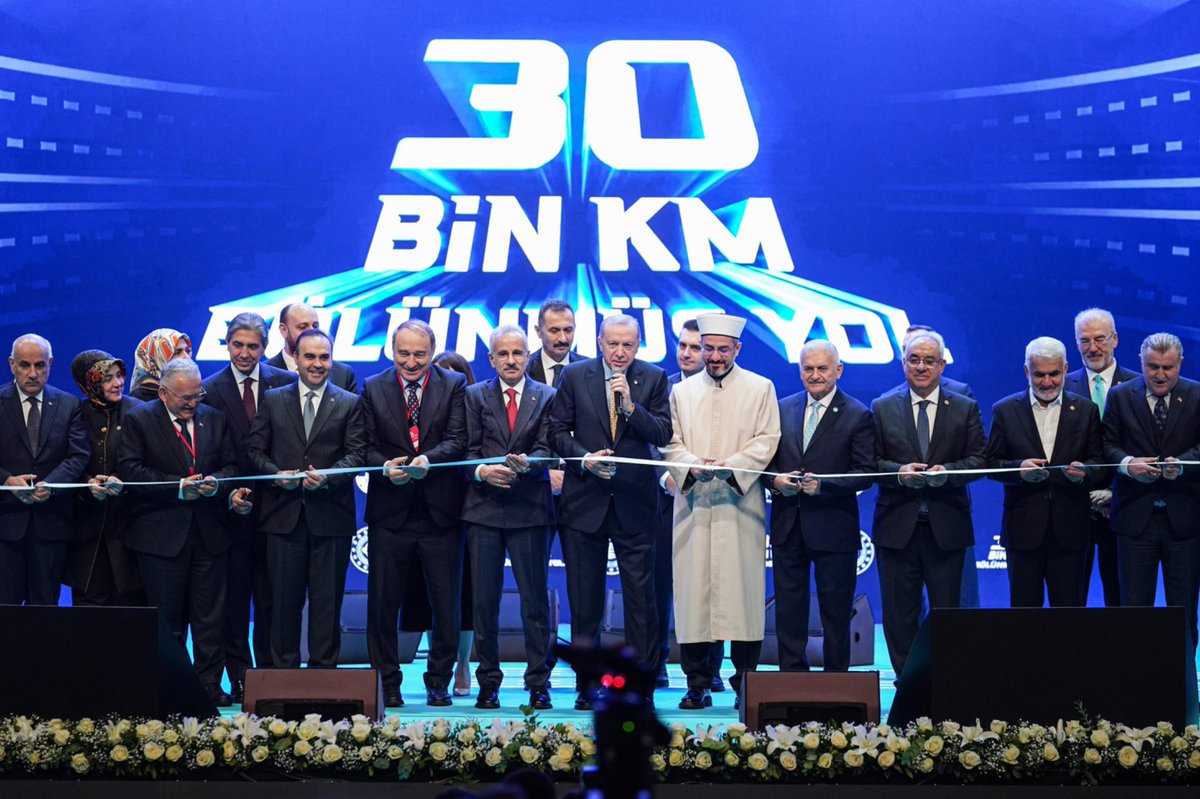 📌 Cumhurbaşkanımız Sn. <a href="/RTErdogan/">Recep Tayyip Erdoğan</a>’ın teşrifleriyle 30 Bin Km Bölünmüş Yol Lansman Töreni’ni büyük bir gururla icra ettik.

💪 2002’de devraldığımız 6 bin 101 kilometrelik mirası, Cumhurbaşkanımız Sn. <a href="/RTErdogan/">Recep Tayyip Erdoğan</a>’ın liderliğinde 30 bin kilometreye çıkararak 77 ilimizi konforlu ve