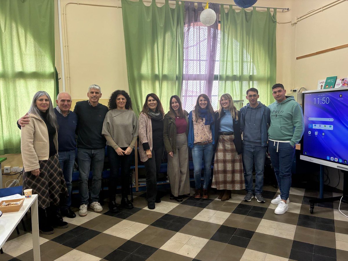 coleAl_Andalus's tweet photo. Gracias a los expertos por ofrecernos sus conocimientos y a las familias por vuestra participación activa en las jornadas #PazDigital. Vuestras aportaciones nos ayudan a seguir construyendo una educación más consciente y segura en el entorno digital #CadaPalabraCuenta @CEPdeJEREZ https://t.co/mt98tHYgGB
