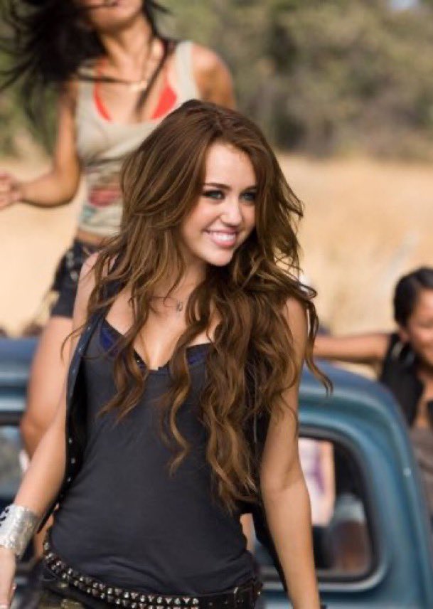 saysosis's tweet image. when i was a teen i thought miley had the best hair in the whole world