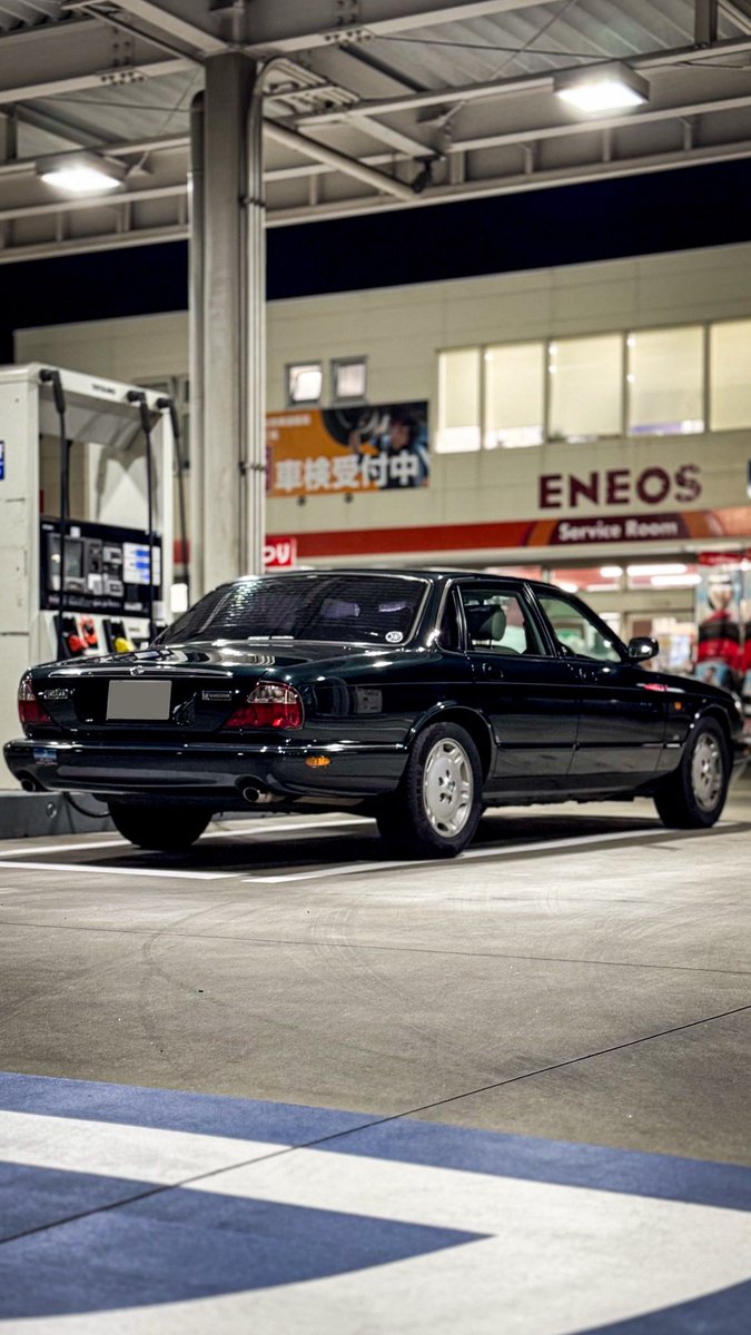 naikyo's tweet photo. This is a gentleman's grand tourer.
#jaguar
#x308
#xj8
#brandnewjaguar https://t.co/k2FIswN3gw