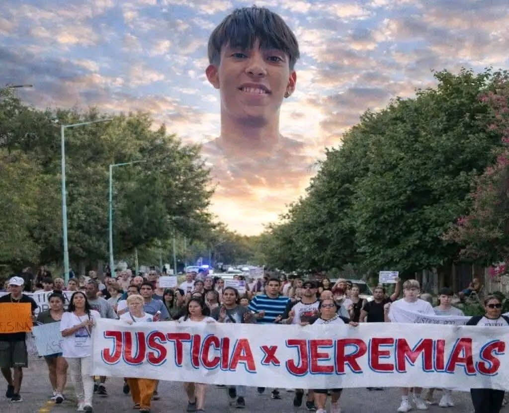 Jeremías Monzón, tenía 15 años, se había despedido de su familia y les dijo que iba en bicicleta a ver a una joven que conocía de la escuela, Milagros Altamirano, una adolescente de 16 años.

Como ese jueves Jeremías no regresó a su casa, sus familiares comenzaron a buscarlo