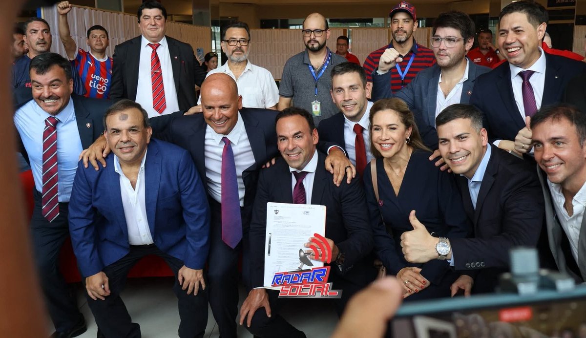 O elegimos a uno que en 5 años ganó 2 Libertadores, 2 Brasileirão, 2 Copas de Brasil, 1 Paulistão trabajando con Haedo Valdéz O elegimos a los oficinistas de traje de siempre, que en su vida chutaron una pelota y que obedecerán las órdenes del dueño del Clan.
Hay que decidir.