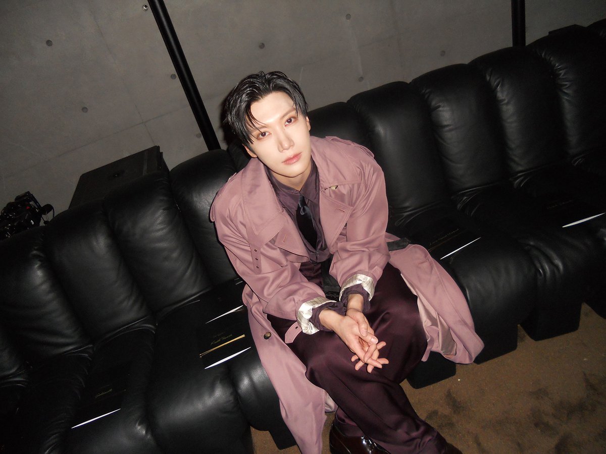 TEN (เตนล์) ‘แอมบาสเดอร์ของ Saint Laurent (แซงต์  โลรองต์)’ เข้าร่วมงานปารีสแฟชั่นวีกติดต่อกันเป็นปีที่ 4!   สมบูรณ์แบบด้วยสไตล์การแต่งตัวโทนสีเดียวกันอย่างสง่างามและท่าทางสุดผ่อนคลาย
twentyfour-news.com/ten-saint-laur…

TENLEE WITH YSL MENs WINTER26 
#SaintLaurentxTEN #TEN #李永钦 #텐 #YSL