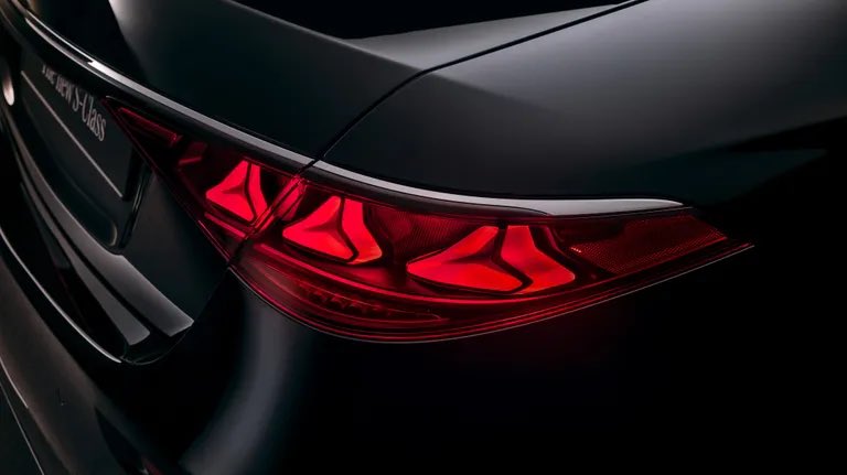 saef280's tweet photo. أبرز التحديثات في مرسيدس S Class : 
- زيادة القوة في المحركات من 7-13 ٪ خصوصا في محرك الـ V8.
نظام MBUX بنسخته الثالثة مدعوم بالذكاء الاصطناعي.
- المستوى الثالثة من القيادة الذاتية مع زيادة حد السرعة.
- نظام التعليق اصبح مرتبط بالسحابة ويعرف أماكن الحفر و المطبات ويرسلها للسيارة. https://t.co/dTRuwl3xAM