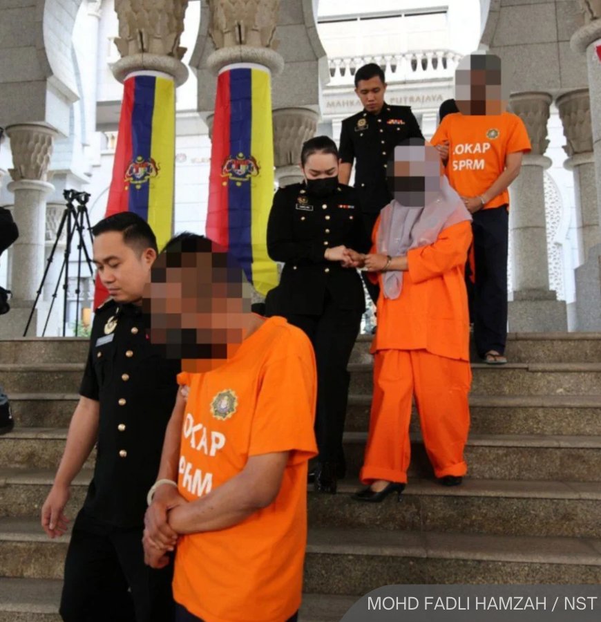 KlutzyKucing's tweet photo. The Environment Dept DG and deputy DG have been remanded for 7 days to assist a MACC probe into alleged corruption linked to e-waste management.

Tengok nama semua Melayu. Camner nak salahkan DAP ya? https://t.co/oK8nuXq8hk