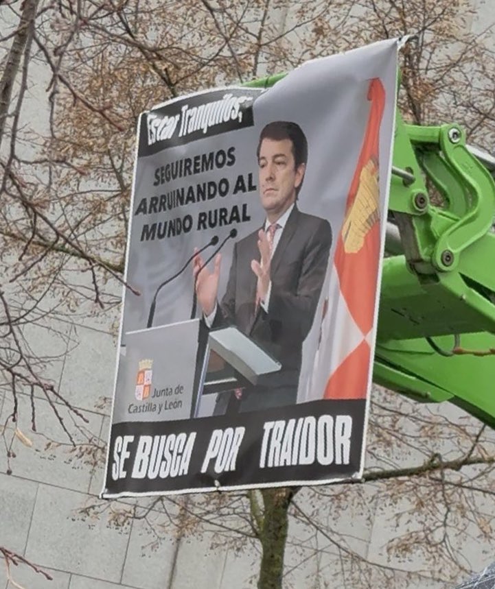 🚨🚜El mismo pin lleva Feijóo que Pedro Sánchez.