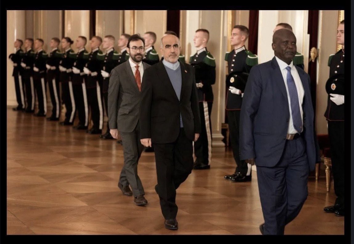 HajizadehMoloud's tweet image. نروژ کثافت محض هست.
خانواده سلطنتی نروژ روز گذشته دیپلمات‌های جمهوری اسلامی را (در کنار برخی از دیگر دیپلمات‌‌های خارجی) برای مراسم شام به کاخ سلطنتی دعوت کردند.
تنها اقدام دولت نروژ نسبت به ج.ا هم فراخواندن سفیر به وزارت خارجه و انتقال نگرانی‌هایشان از سرکوب بوده است!