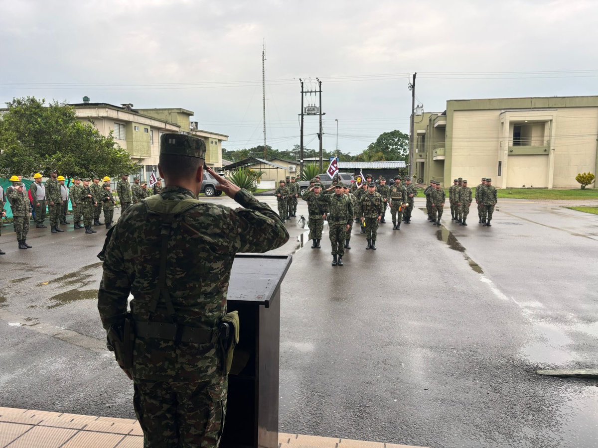Ejercito_Div6's tweet photo. Desde Puerto Asís, #Putumayo, el comandante de la Sexta División del @COL_EJERCITO presidió una formación general, en la que reiteró lineamientos estratégicos y reconoció la labor del personal militar en cumplimiento de la misión institucional. #SiempreFirmes #BICAS27 https://t.co/pTtVil0w8G