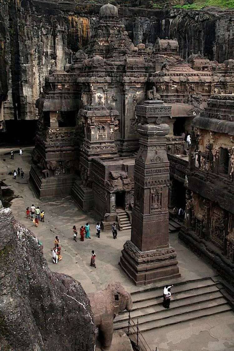 🌀Resterete sorpresi, ma non è costruito, bensì scolpito in una roccia monolitica da cima a fondo.

 Tempio di Ellora Khalisa, 800 d.C., India.

800 d.c ???
Con martello e scalpello??
Solo un malato di mente può credere a una scemenza del genere..