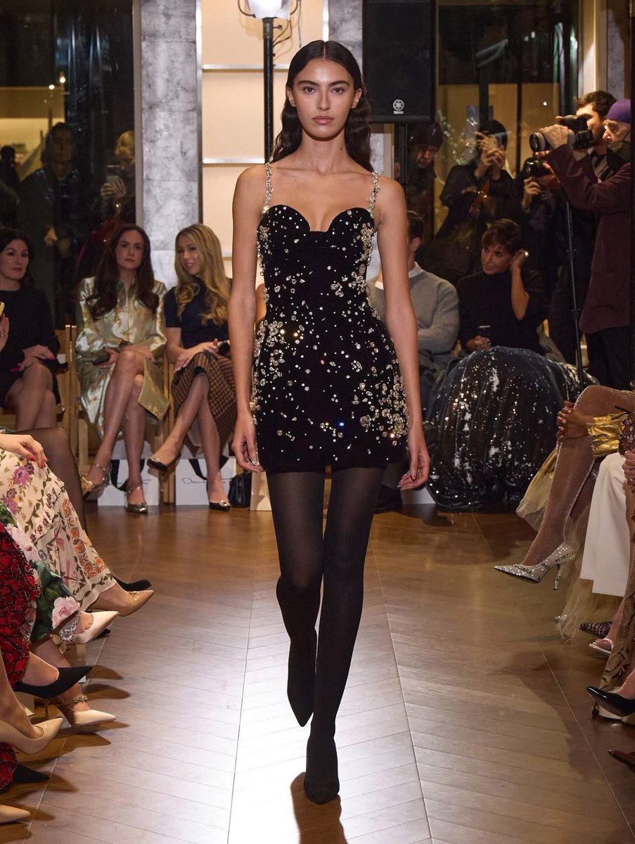 centlookbook's tweet photo. #zhaojinmai 赵今麦 in Oscar de la Renta fall/winter 2025 for a Guerlain livestream event https://t.co/f8wCupjD1g