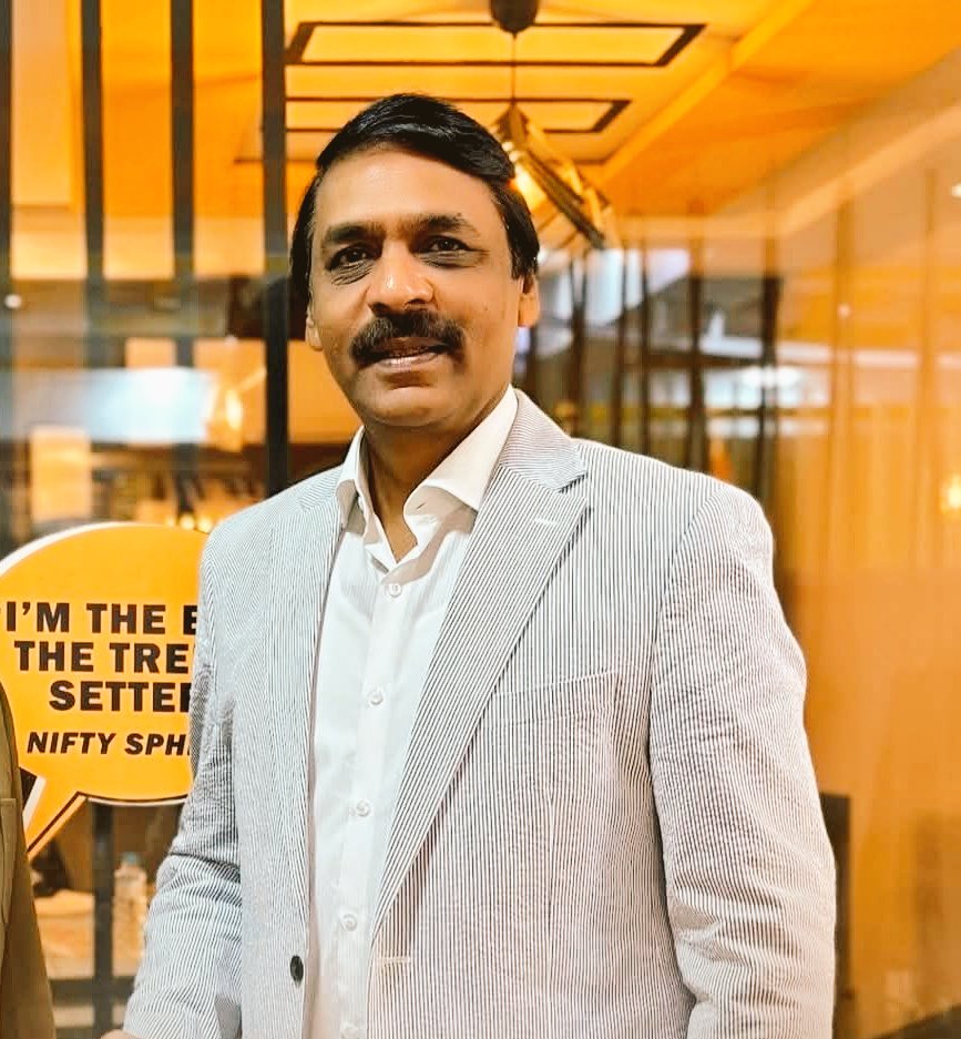 Calm under pressure, firm in stance, sharp in communication. 
Lt Gen Asif Ghafoor set a benchmark in strategic leadership during the 2019 Pak-India stand-off. A lesson for future generations.
🇵🇰
#Leadership #AsifGhafoor #PakistanZindabad #Feb27