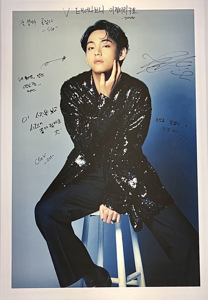 🐹my eyesight got better after looking at this photo  
🐱must be nice to be so good-looking  
🐿my little bro’s face is working overtime  
🐨 CGV  
🐥V: thats just how he turned out after being born  
🐰you know it yourself, right..? that you're all that