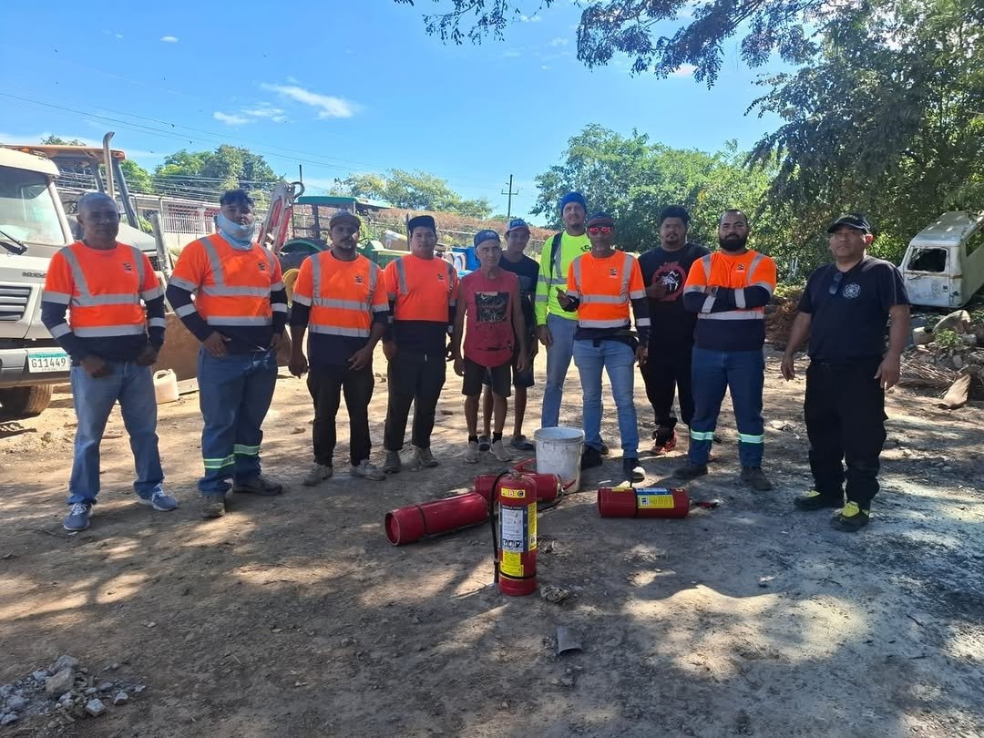 Siguiendo con el reforzamiento de los planes de emergencia y prevención de incendios, personal operativo de la Alcaldía de Chitré participó en una jornada de capacitación práctica dirigida por el Benemérito Cuerpo de Bomberos.
