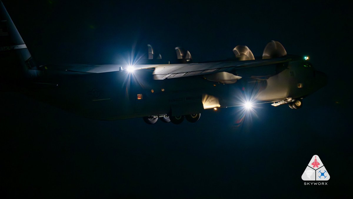 Skyworx_Media's tweet image. A C-130J from the 123rd Airlift Wing put in some night bounces in a rare arctic tundra setting at KOWB. A couple of tactical laps were done with all the lights off.  

#aviation #avgeek #planespotting