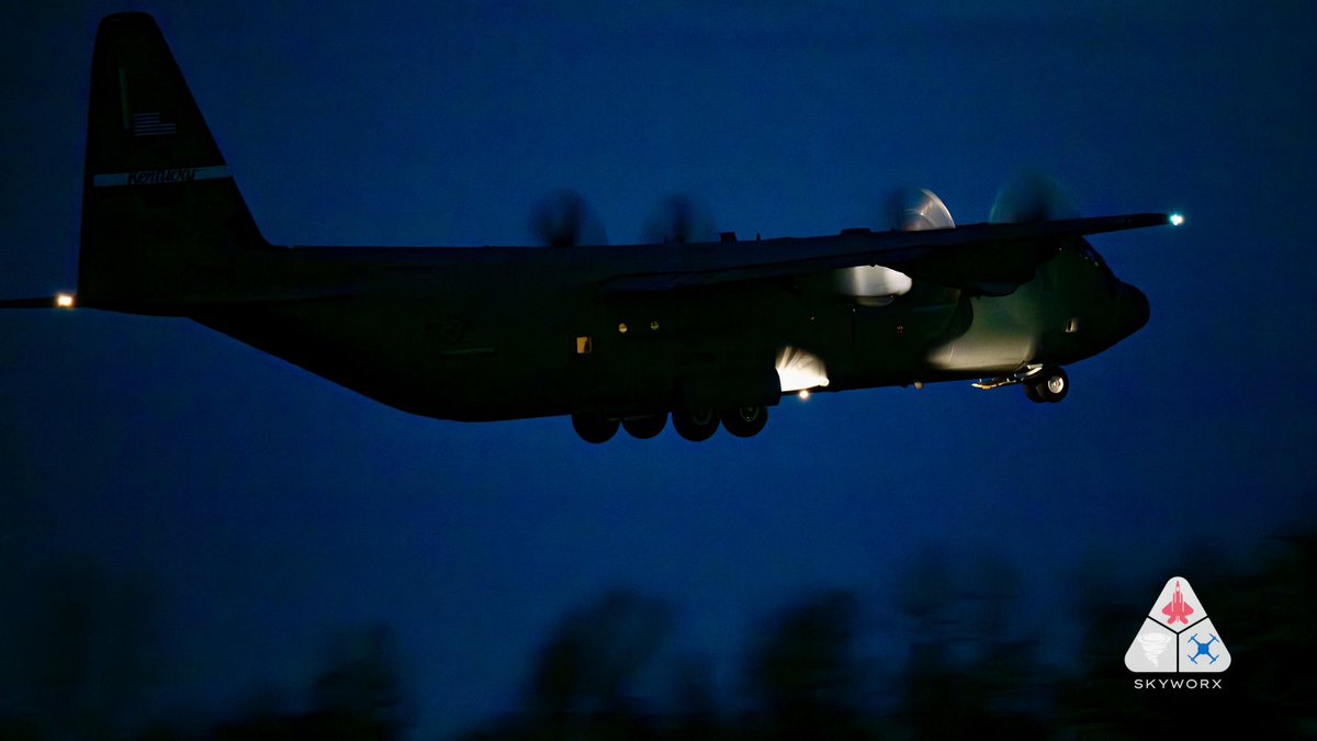 Skyworx_Media's tweet image. A C-130J from the 123rd Airlift Wing put in some night bounces in a rare arctic tundra setting at KOWB. A couple of tactical laps were done with all the lights off.  

#aviation #avgeek #planespotting