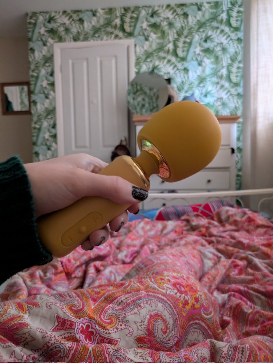 You know I always keep that MF thang on me. Or between my legs. No, not in me. And no it's not a microphone.

Good reverb though 😅