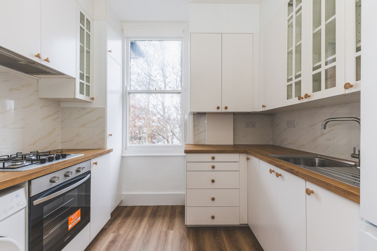 OliverBurnRes's tweet photo. To Let | Bromley Road, SE6

Charming 2-bed top-floor conversion flat in an imposing period property 🏡
🛋 Spacious reception
🛏 2 double bedrooms
🍳 Refitted kitchen
🛁 Modern bathroom
🌿 Shared garden

📍 Close to Catford town centre &amp; stations

📦 Available now | Unfurnished https://t.co/WOFad9L8G9