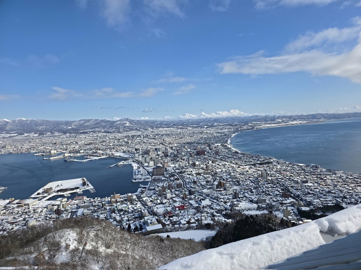 Loliaster's tweet image. ウオー100万ドルの夜景の10時間前！
朝一で函館山登ったけどマジで風強かったし寒いな
摩周丸もよく見える！