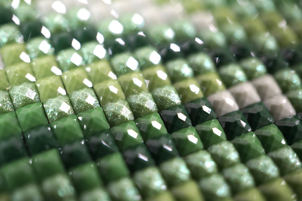 ひと月でこんなしか進んでない(絶望) でもビーズは本当にうるツヤで