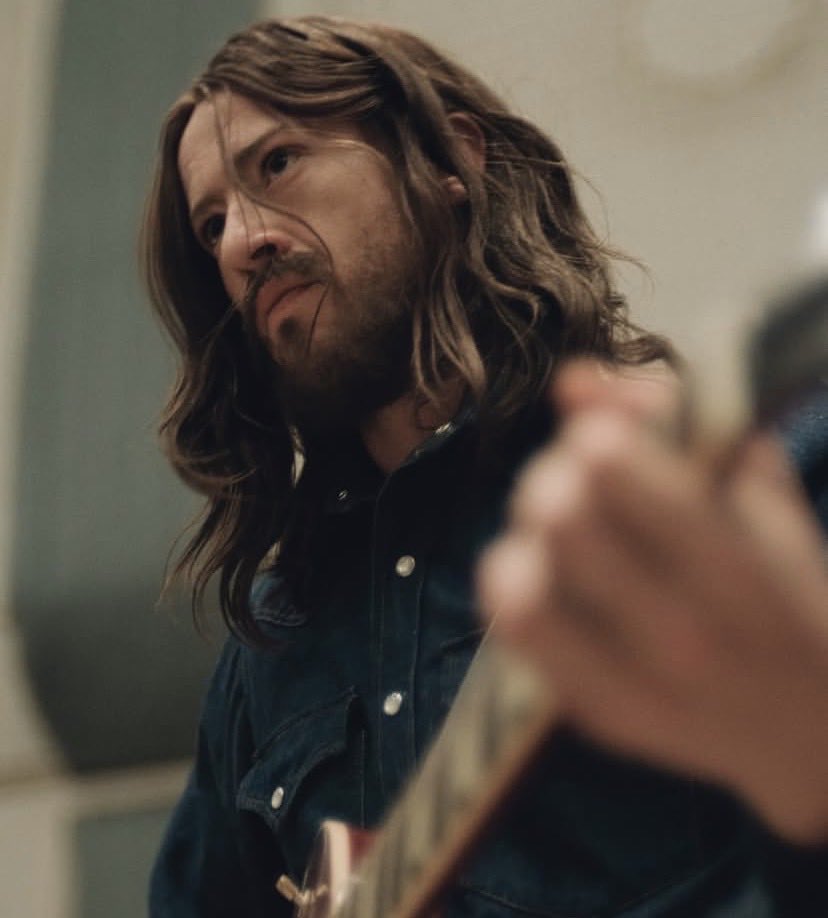 joseph quinn thinker 💭 tweet media