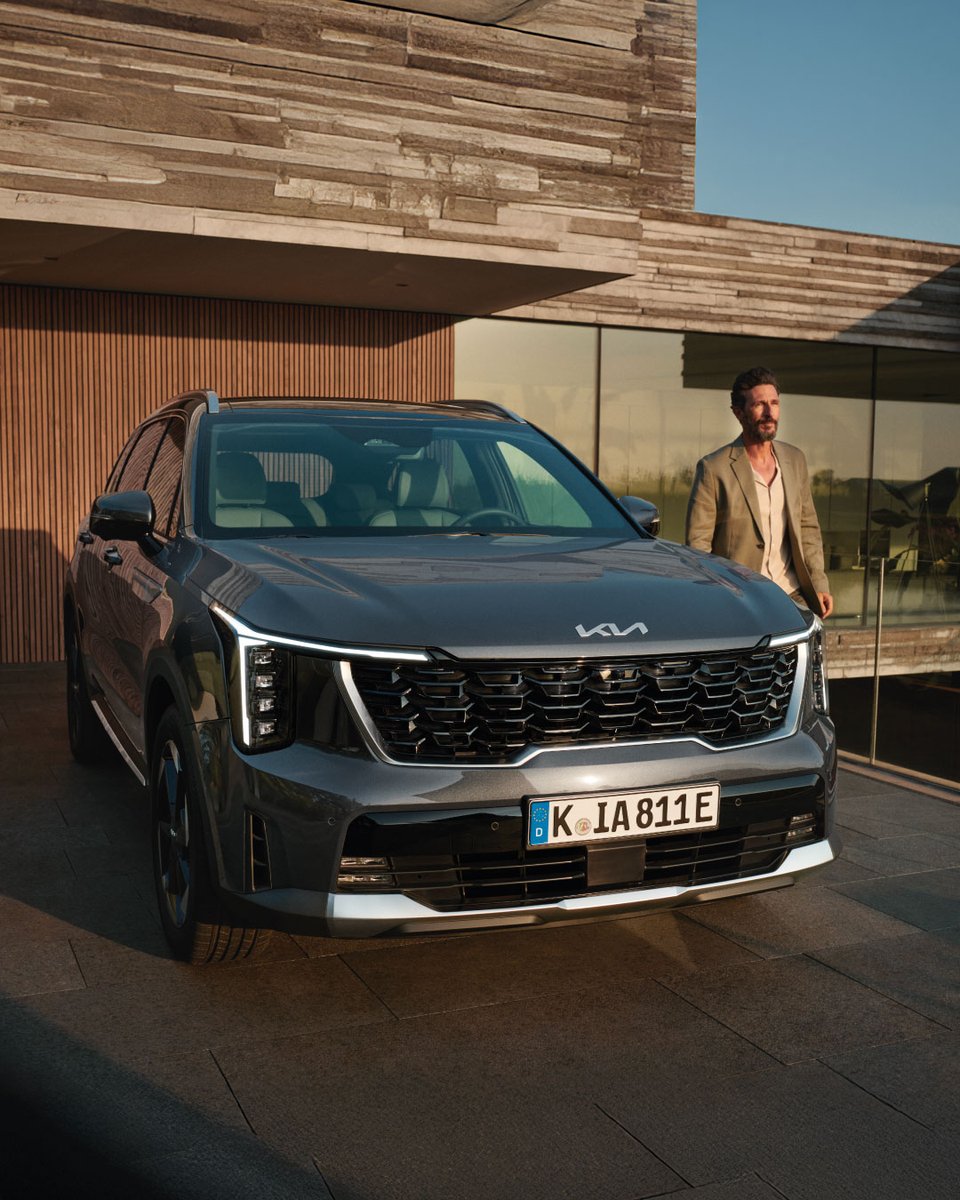 Sorento; güçlü dış hatlarını, zarif detaylarla buluşturan bir tasarım anlayışı sunuyor.

Her yolculukta akıllı teknolojilerin konforunu hissedin, her adımda prestiji taşıyın.