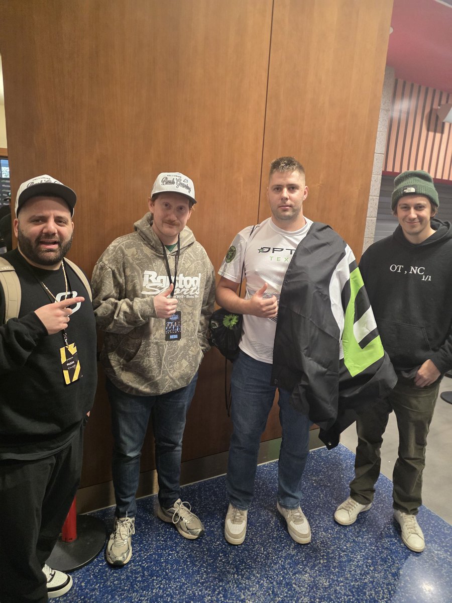 DaEdeny's tweet photo. Flew a long way to meet a few legends @H3CZ and @OpTic put on a mad event I wish we got events like this back in Australia!! https://t.co/9a9NKpJ1kC