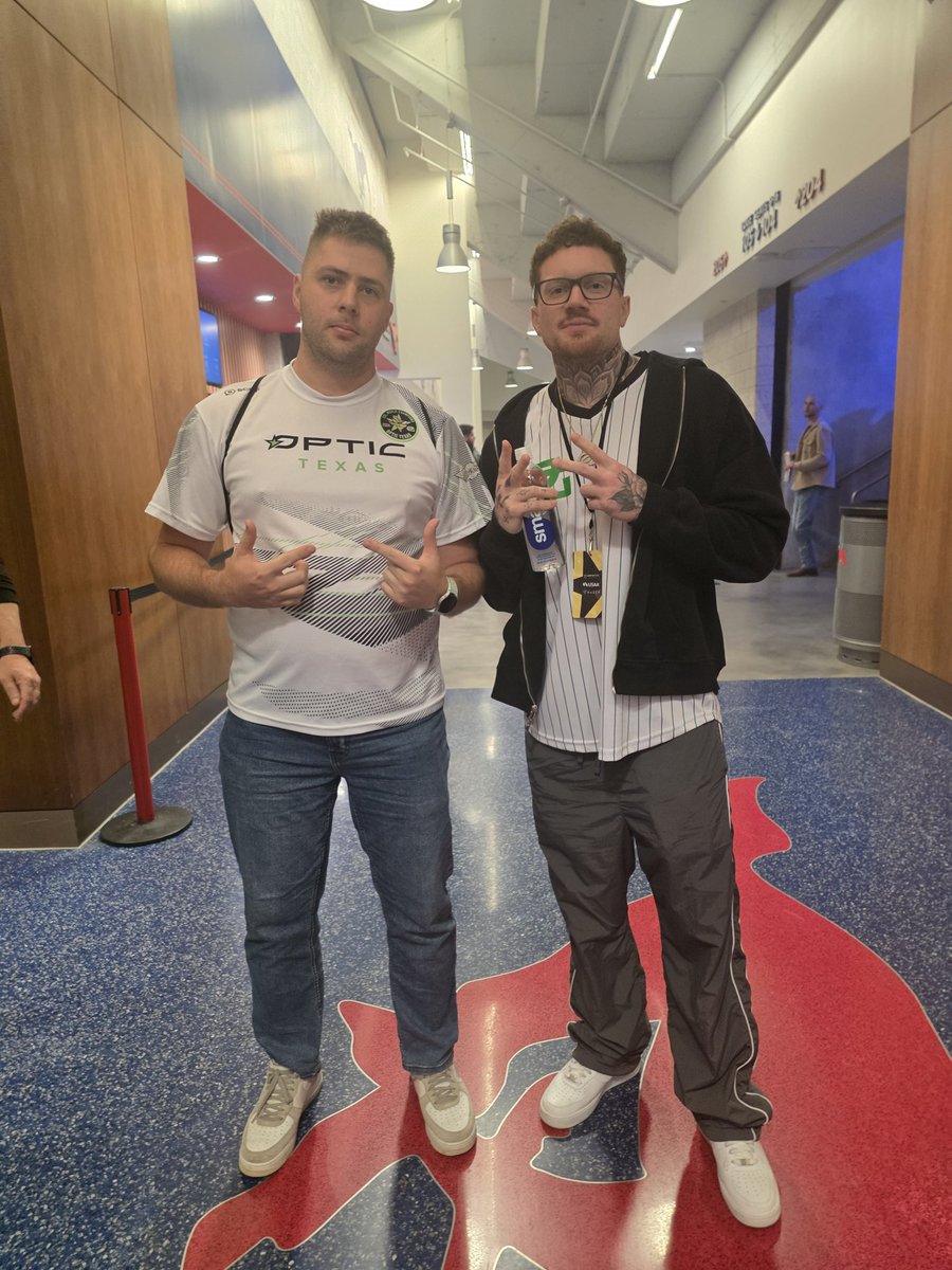 DaEdeny's tweet photo. Flew a long way to meet a few legends @H3CZ and @OpTic put on a mad event I wish we got events like this back in Australia!! https://t.co/9a9NKpJ1kC