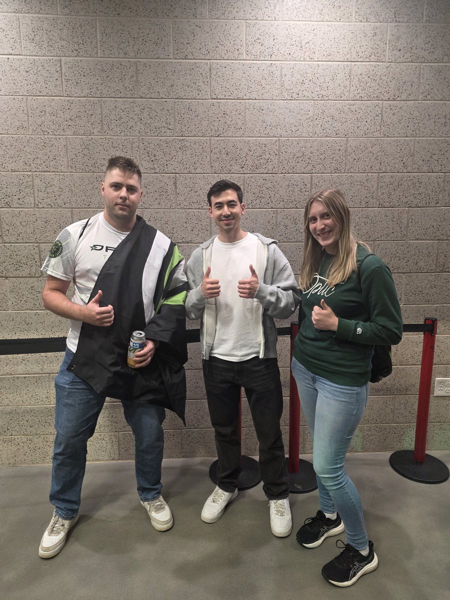 DaEdeny's tweet photo. Flew a long way to meet a few legends @H3CZ and @OpTic put on a mad event I wish we got events like this back in Australia!! https://t.co/9a9NKpJ1kC