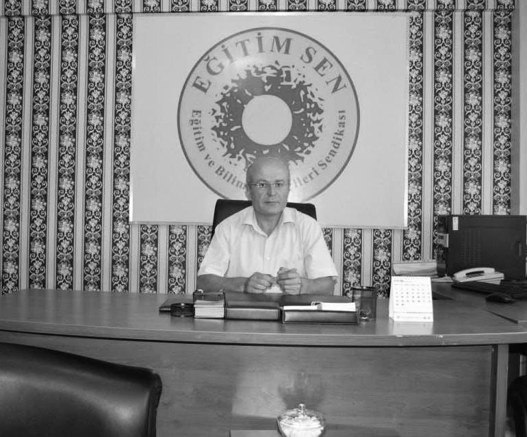 egitimsen's tweet image. Yüreğimiz çok ağır…

Yol arkadaşımız, Samsun Şube Başkanı
İsmail Yavuz’u kaybetmenin derin acısını yaşıyoruz. Bu beklenmedik ayrılık, yalnızca bir yoldaşın değil; emeğe, dayanışmaya ve örgütlü mücadeleye adanmış bir ömrün aramızdan kopuşudur.

İsmail Yavuz, bulunduğu her yerde…