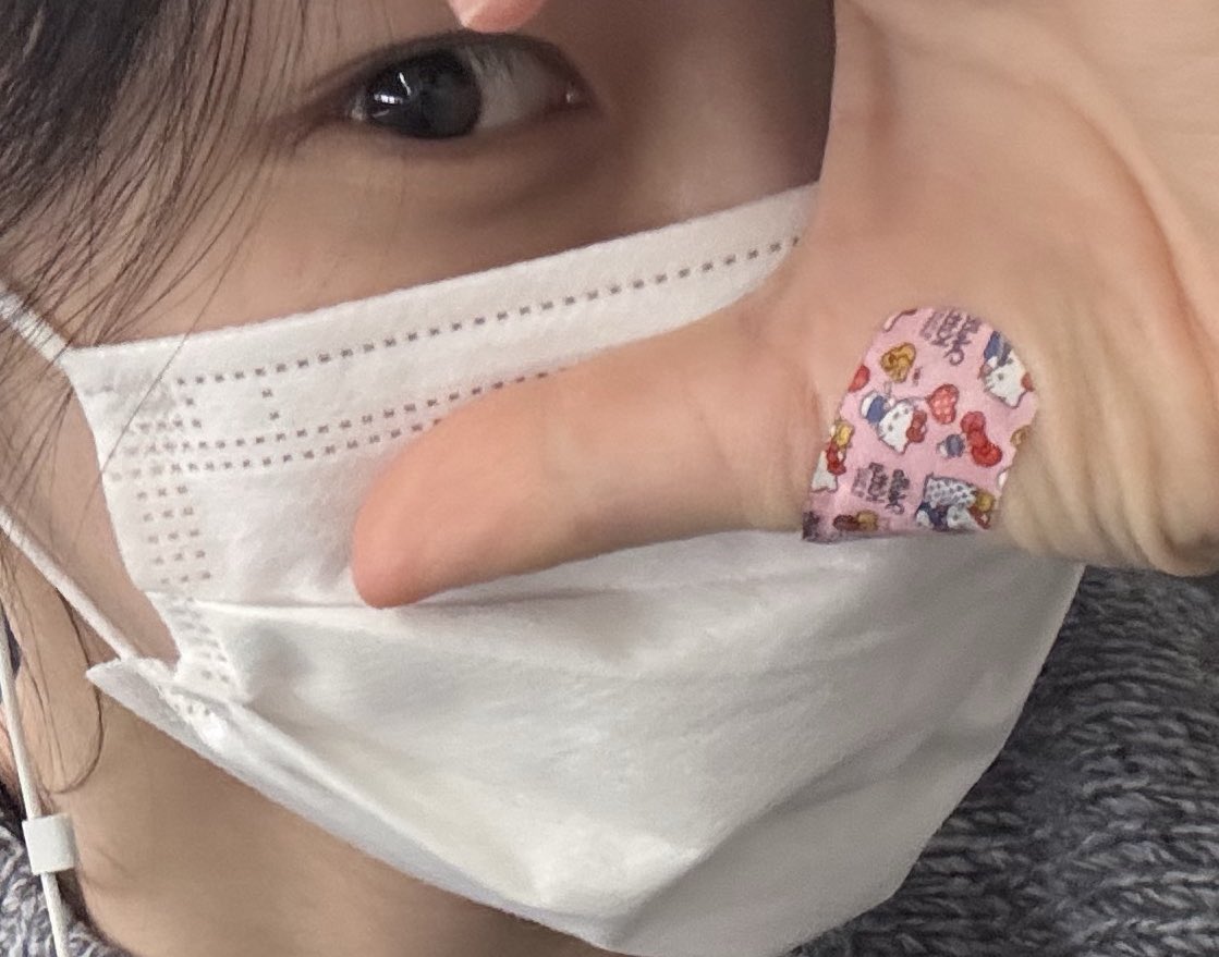 我如何腦補
🦊先前突然發現手不知道在什麼時候被劃傷，但覺得是個小傷口擦個藥就行了
今天和🐈‍⬛會合時，對方一副睡眼惺忪，卻第一時間就發現了🦊的傷口，從包包拿出捨不得用的哈囉貓ok繃，小心翼翼的替🦊貼上，🦊回送一個了酷洛米貼紙，🐈‍⬛傻傻的貼在額頭，笑著說有了新朋友
「這叫做情侶款，姐姐。」